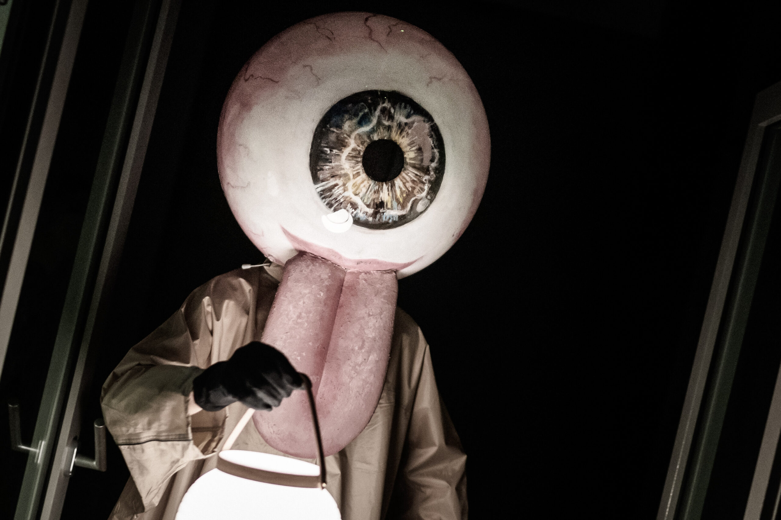 Der Augapfelyokai (Hanno Wuckasch) führt die Gäste durch das Geistertheater.
Rundgang durch den Theaterparcours „Spookai - Ein Spaziergang in die Welt der Geister“ des Post Theater aus Berlin, fotografiert am 24. März 2021 im Societaetstheater Dresden.
Foto: André Wirsig