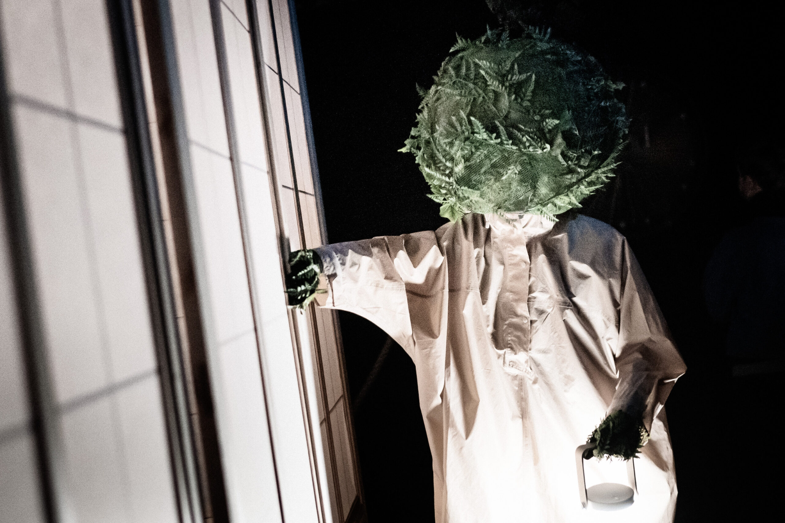 Der Bonsai-Maru (Benjamin Metzler) führt die Gäste durch das Geistertheater.
Rundgang durch den Theaterparcours „Spookai - Ein Spaziergang in die Welt der Geister“ des Post Theater aus Berlin, fotografiert am 24. März 2021 im Societaetstheater Dresden.
Foto: André Wirsig