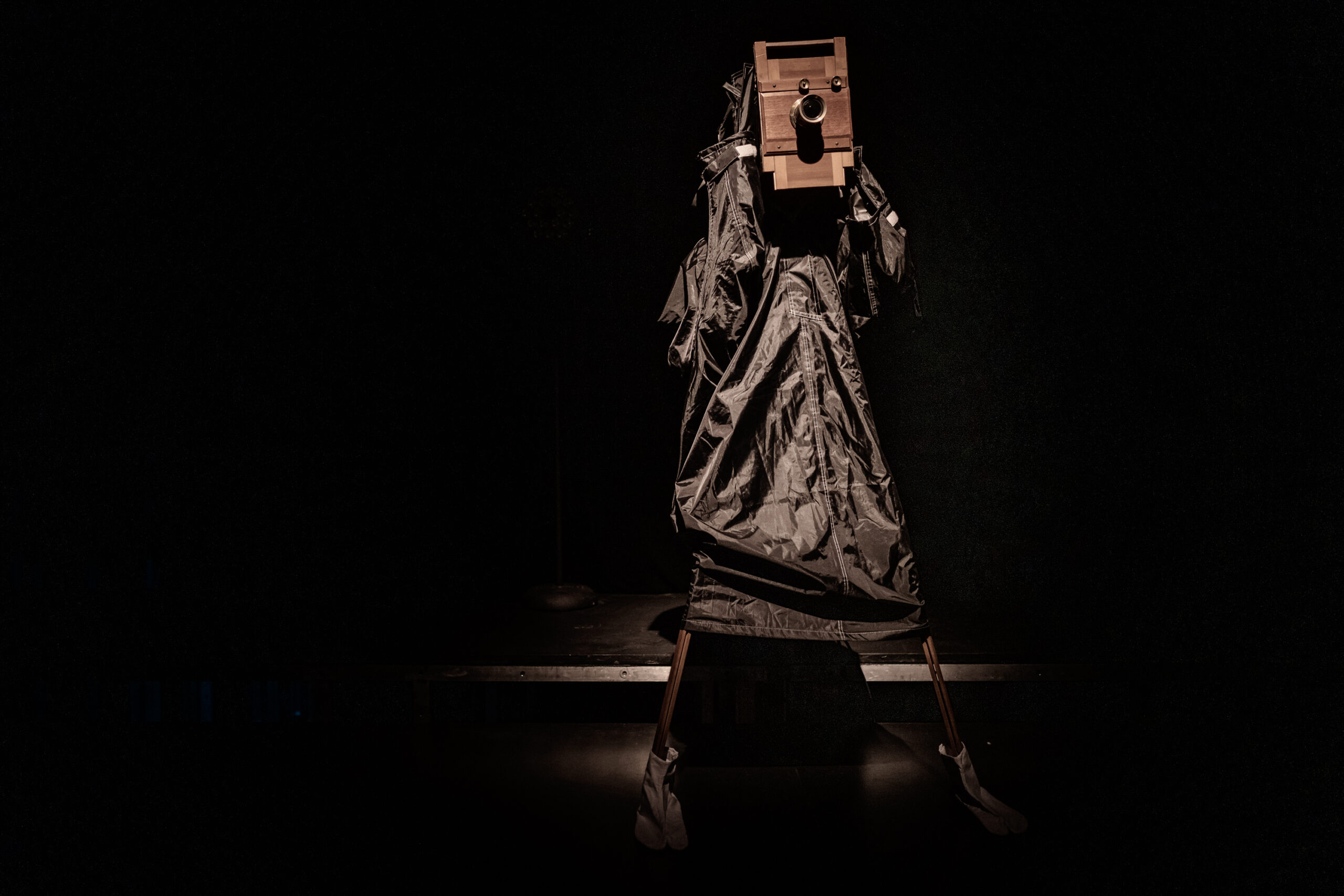„Der alte Fotograph“ ist ein Yokai, der die Seelen der Besucher festhalten will.
Rundgang durch den Theaterparcours „Spookai - Ein Spaziergang in die Welt der Geister“ des Post Theater aus Berlin, fotografiert am 23. April 2021 im Societaetstheater Dresden.
Foto: André Wirsig