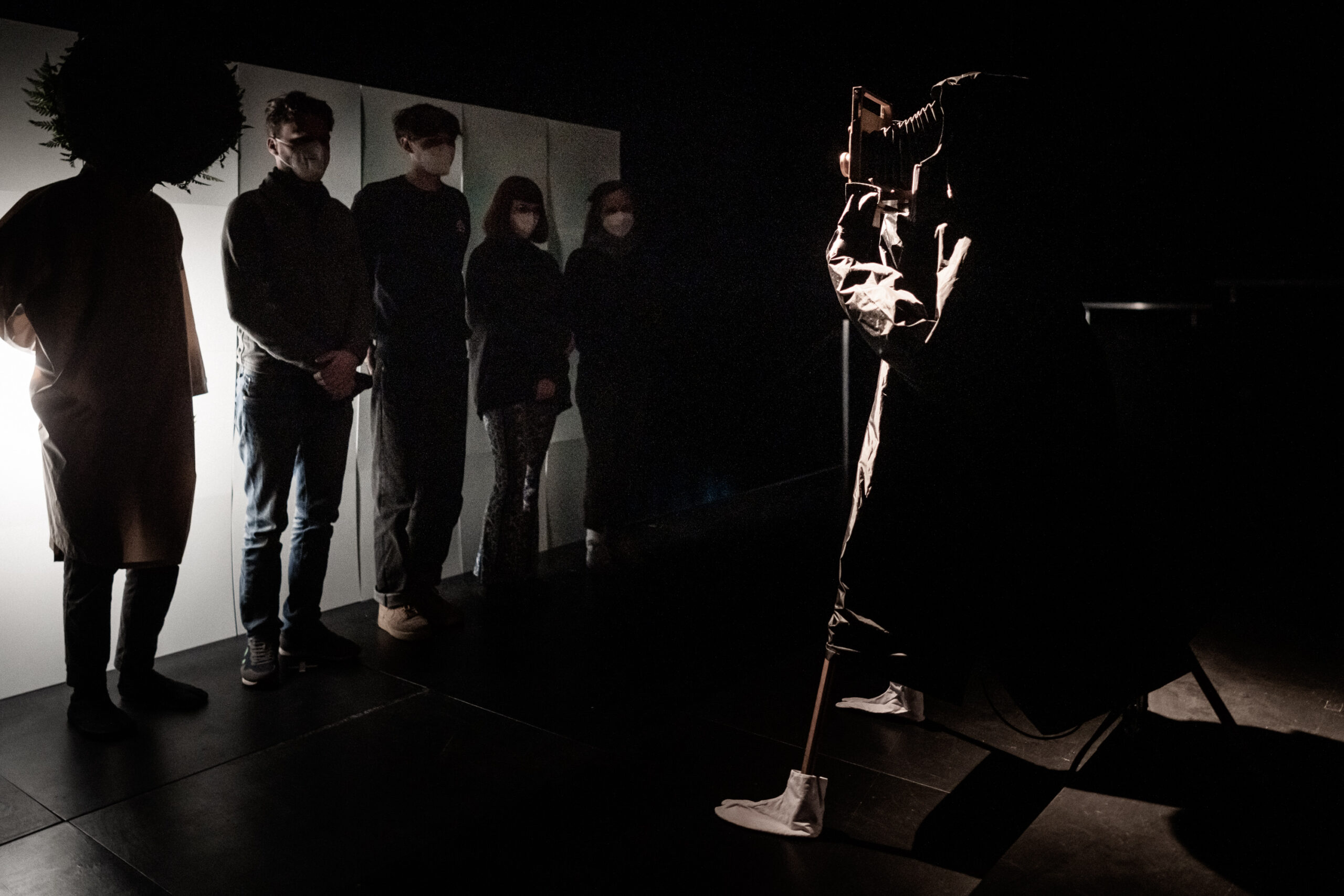 „Der alte Fotograph“ ist ein Yokai, der die Seelen der Besucher festhalten will.
Rundgang durch den Theaterparcours „Spookai - Ein Spaziergang in die Welt der Geister“ des Post Theater aus Berlin, fotografiert am 23. April 2021 im Societaetstheater Dresden.
Foto: André Wirsig